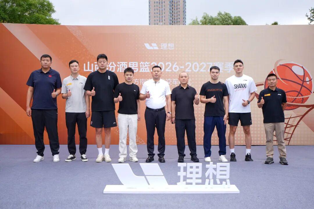 利物浦主场2比2平森林,伊劳拉不满上半场表现及换人牌故障