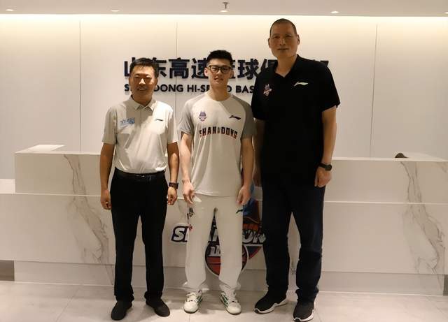 战卡塔尔12人大名单出炉,记者4个字点评中国男篮阵容:服从管理
