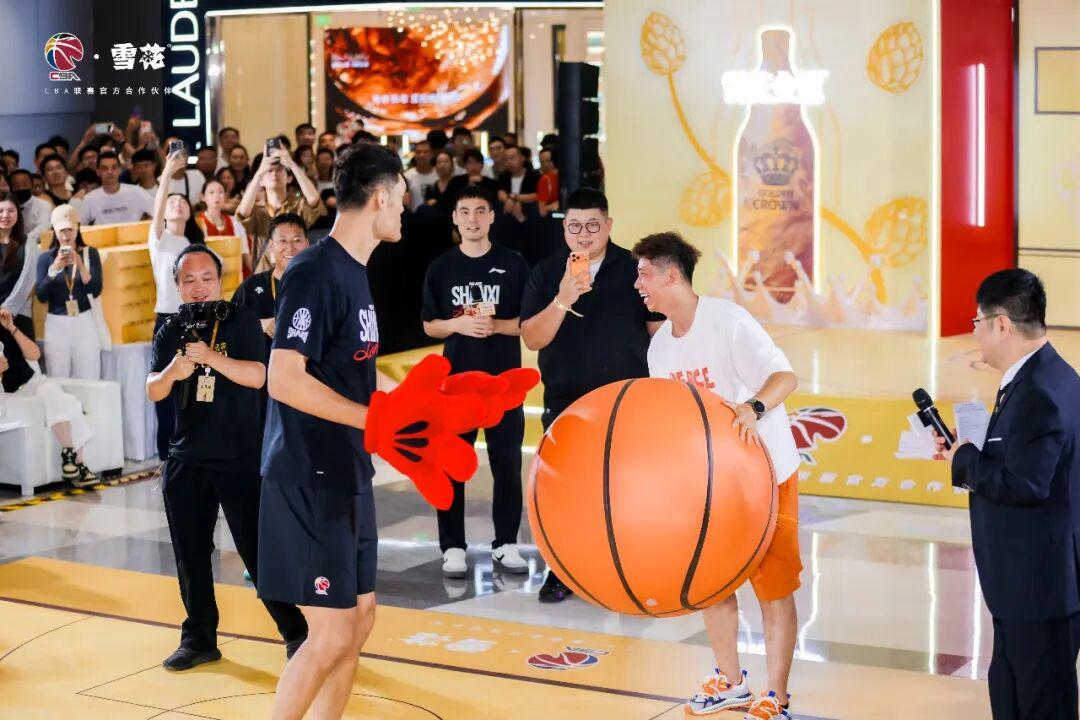 记者：字母的下家锁定在热火和凯尔特人之间，预计本周有结果