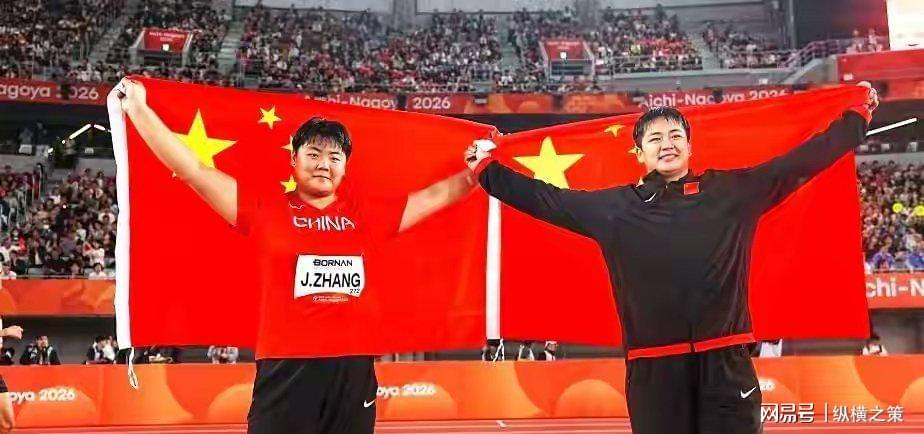 审美翻车了！名古屋亚运举牌引导员出圈，引发集体吐槽：是松弛感还是太随意？